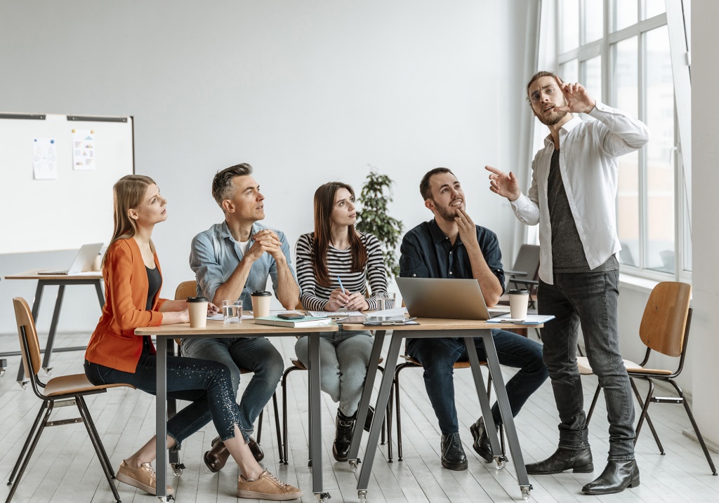 businesspeople-meeting-office-working.jpg