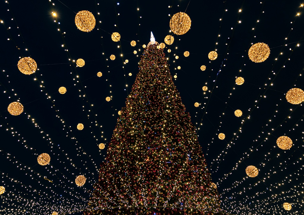 large-city-christmas-tree-with-many-lights.jpg